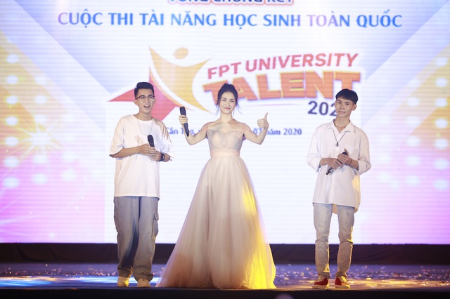 Ngẫu hứng song mic, Hoà Minzy khen thí sinh Học bổng tài năng ĐH FPT hát không thua kém ca sĩ chuyên nghiệp - Ảnh 2.