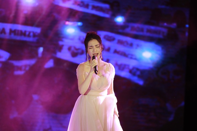 Ngẫu hứng song mic, Hoà Minzy khen thí sinh Học bổng tài năng ĐH FPT hát không thua kém ca sĩ chuyên nghiệp - Ảnh 4.