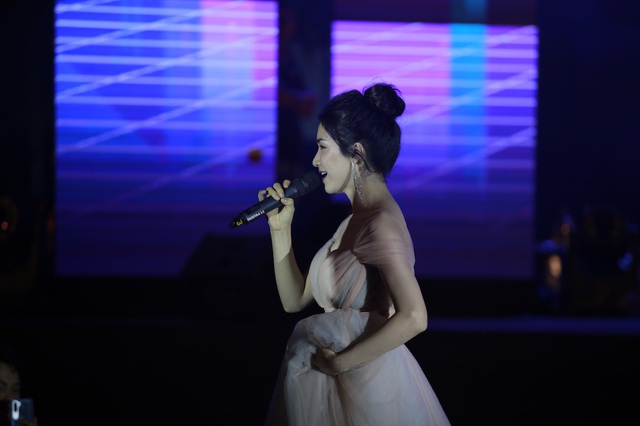 Ngẫu hứng song mic, Hoà Minzy khen thí sinh Học bổng tài năng ĐH FPT hát không thua kém ca sĩ chuyên nghiệp - Ảnh 5.