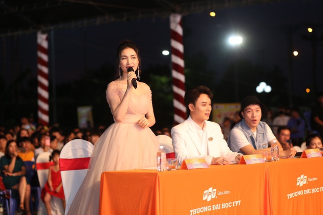 Ngẫu hứng song mic, Hoà Minzy khen thí sinh Học bổng tài năng ĐH FPT hát không thua kém ca sĩ chuyên nghiệp - Ảnh 7.