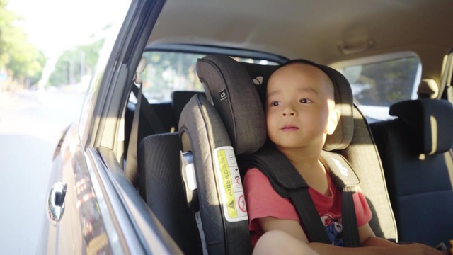 Những điều bố mẹ trẻ cần lưu ý khi đi xe ô tô cùng bé - Ảnh 1.