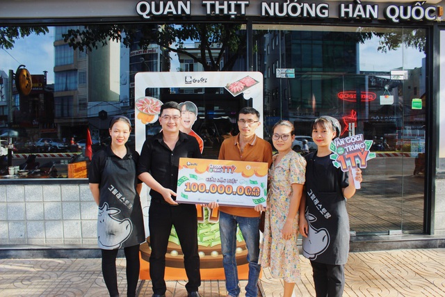 Mukbang kiểu Trang H&yacute;: T&iacute;t mắt v&igrave; m&oacute;n ăn &ldquo;ngon như trai đẹp&rdquo;, chế nhạc Sơn T&ugrave;ng M-TP &ldquo;đỉnh&rdquo; - Ảnh 9.