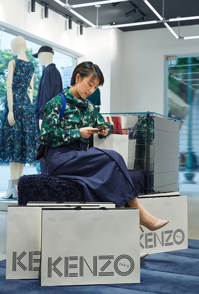 Theo chân Rose Nguyen và Trang Olive khám phá BST KENZO FW20 tại cửa hàng Hà Nội - Ảnh 2.