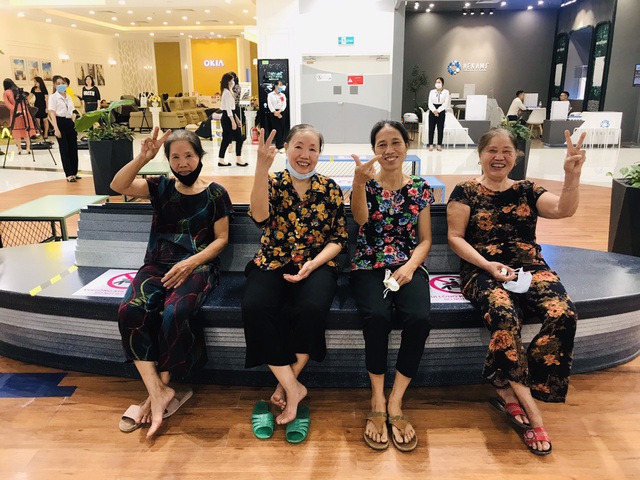 Cô cháu gái đăng ảnh đưa 4 người bà đi AEON MALL chơi được cộng đồng mạng chia sẻ rần rần - Câu chuyện chữa lành “tổn thương Covid-19 bằng thông điệp nhân văn - Ảnh 5.