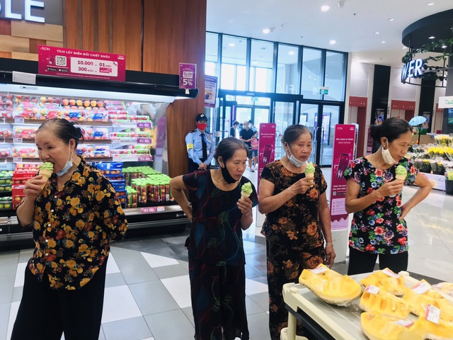 Cô cháu gái đăng ảnh đưa 4 người bà đi AEON MALL chơi được cộng đồng mạng chia sẻ rần rần - Câu chuyện chữa lành “tổn thương Covid-19 bằng thông điệp nhân văn - Ảnh 3.