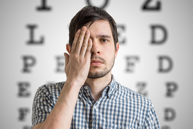 Bị mờ mắt đột ngột - Triệu chứng không thể coi thường - Ảnh 2.