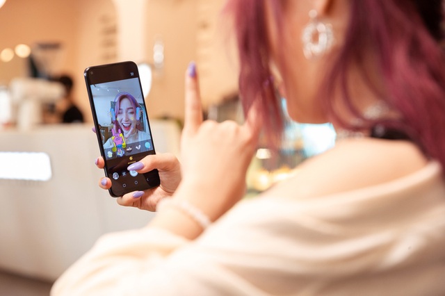 Đi tìm chân dung chiếc smartphone giá dưới 4,5 triệu khiến streamer Hoa Nhật Huỳnh mê tít - Ảnh 5.