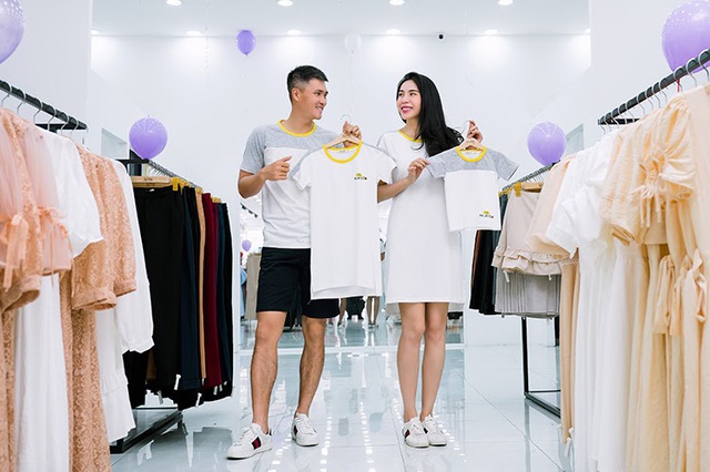 Vợ chồng Công Vinh và Thủy Tiên tình tứ đi mua sắm ngày cuối tuần - Ảnh 2.
