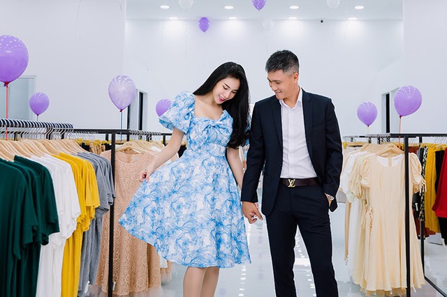 Vợ chồng Công Vinh và Thủy Tiên tình tứ đi mua sắm ngày cuối tuần - Ảnh 4.