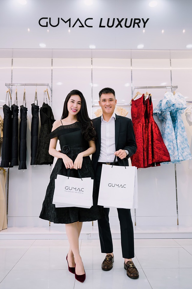 Vợ chồng Công Vinh và Thủy Tiên tình tứ đi mua sắm ngày cuối tuần - Ảnh 5.