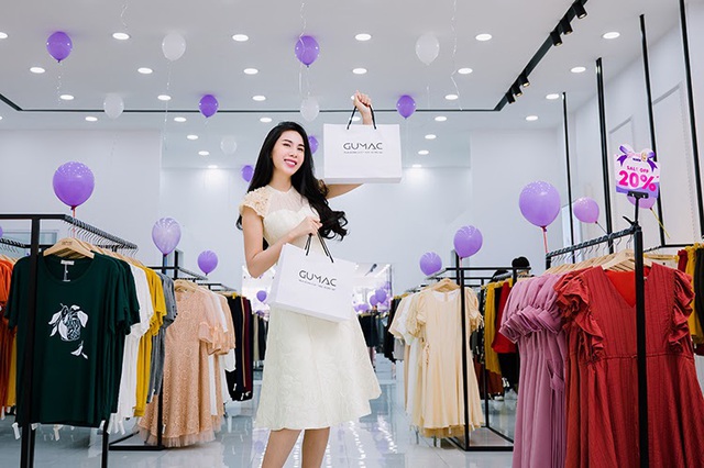 Vợ chồng Công Vinh và Thủy Tiên tình tứ đi mua sắm ngày cuối tuần - Ảnh 6.