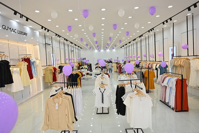 Vợ chồng Công Vinh và Thủy Tiên tình tứ đi mua sắm ngày cuối tuần - Ảnh 7.
