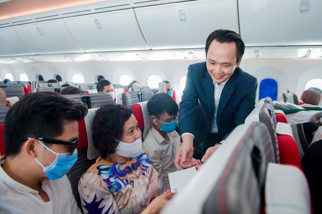 Chủ tịch Bamboo Airways xuất hiện trên khoang tặng quà hành khách trước thềm Quốc khánh 2/9 - Ảnh 5.