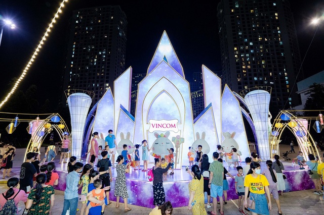 Người dân Thủ đô hào hứng check-in với cây đèn lồng Hoa Đăng lớn nhất Việt Nam - Ảnh 4.