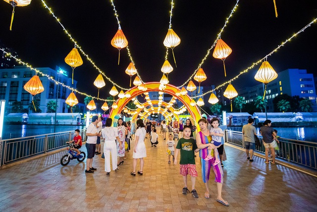 Người dân Thủ đô hào hứng check-in với cây đèn lồng Hoa Đăng lớn nhất Việt Nam - Ảnh 5.