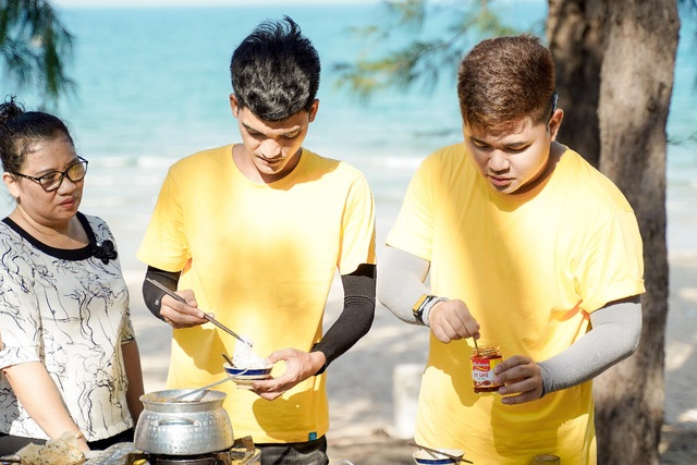 Mạc Văn Khoa cùng dàn nghệ sĩ học bí quyết làm gỏi sứa - lẩu sứa Bình Định ngon đúng điệu - Ảnh 3.