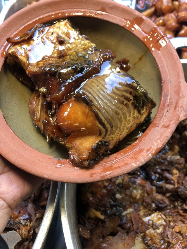 Tết này ăn gì? “Soi” review của loạt food blogger phát hiện món cá kho phố cổ ngon đình đám, nấu 300kg/ngày cũng bán hết veo - Ảnh 5.
