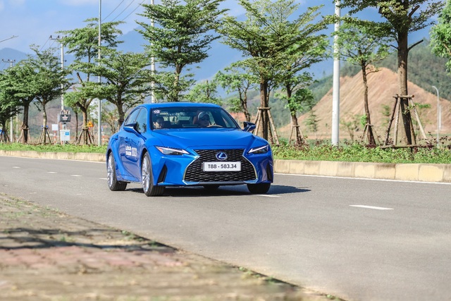 Những cách ‘khiêu khích’ khách Việt của Lexus IS 2021 - Ảnh 2.