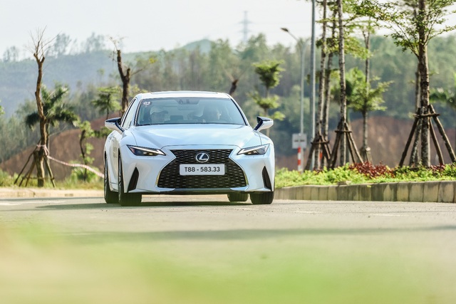 Những cách ‘khiêu khích’ khách Việt của Lexus IS 2021 - Ảnh 3.