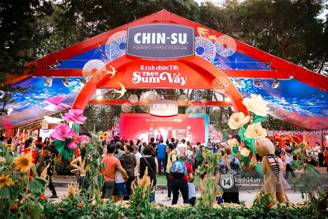 Hàng nghìn bạn trẻ đại náo Lễ hội Tết Việt và thưởng thức bữa tiệc ẩm thực bùng nổ bậc nhất mùa Tết này - Ảnh 1.