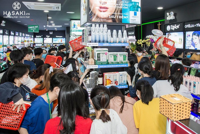 Hàng ngàn tín đồ làm đẹp hào hứng với không gian mua sắm xịn sò, cái gì cũng có ở Hasaki chi nhánh 15 - Ảnh 2.