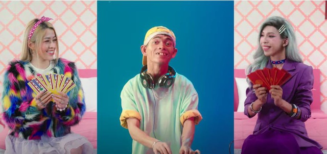 Nghỉ chơi Rap, dàn TikToker và Hòa Minzy ra MV disco kể lại câu chuyện ăn Tết xa nhà không thể chuẩn hơn - Ảnh 3.