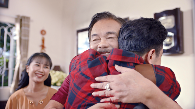 Trà Dr Thanh gây sốt mạng xã hội với MV Món quà tặng cha ngày Tết - Ảnh 6.