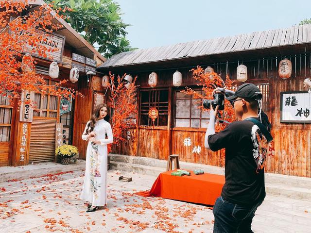 Giới trẻ S&agrave;i G&ograve;n năm nay khỏi lo thiếu chỗ &ldquo;sống ảo&rdquo;: Chỉ 150k m&agrave; đẹp m&ecirc; mẩn, ở phim trường m&agrave; như đi cả thế giới - Ảnh 4.