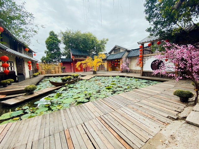 Giới trẻ S&agrave;i G&ograve;n năm nay khỏi lo thiếu chỗ &ldquo;sống ảo&rdquo;: Chỉ 150k m&agrave; đẹp m&ecirc; mẩn, ở phim trường m&agrave; như đi cả thế giới - Ảnh 5.