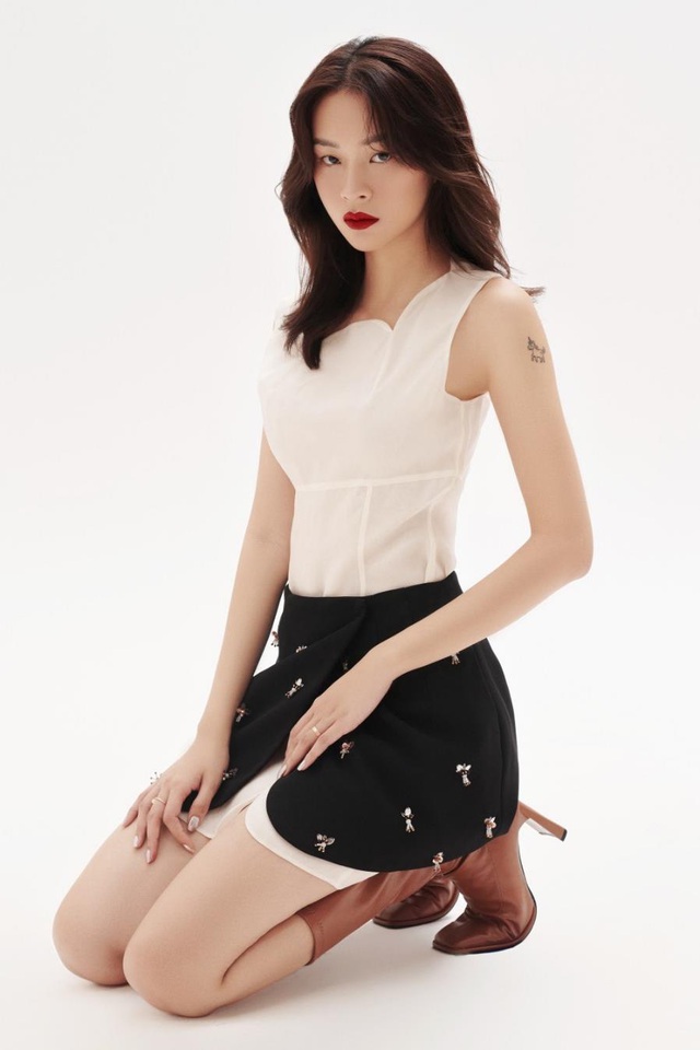 Salim v&agrave; Ph&iacute; Phương Anh thời thượng khoe thần th&aacute;i high-fashion trong BST từ NTK Nguyễn Phương Đ&ocirc;ng - Ảnh 4.