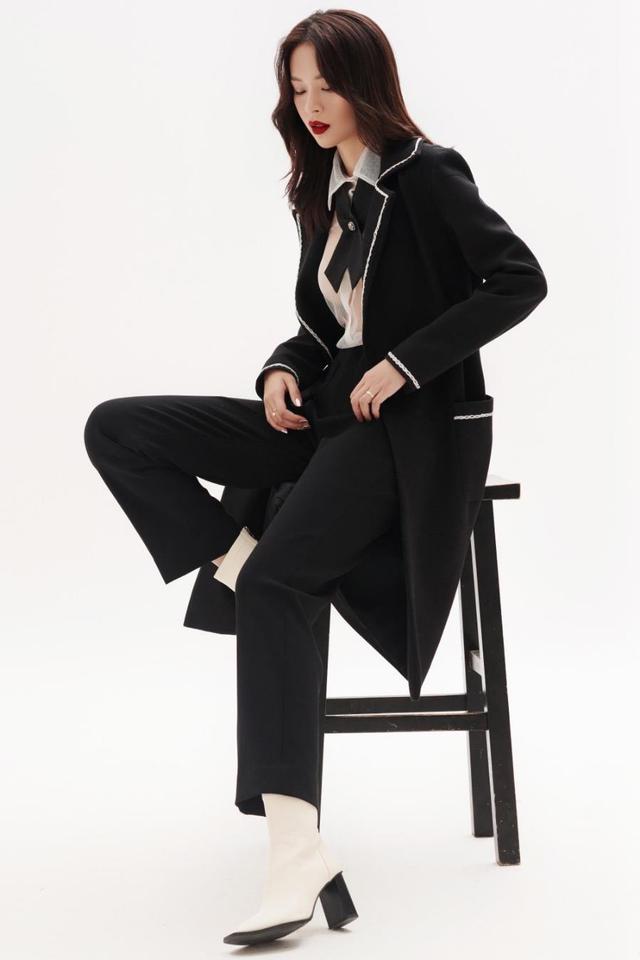 Salim v&agrave; Ph&iacute; Phương Anh thời thượng khoe thần th&aacute;i high-fashion trong BST từ NTK Nguyễn Phương Đ&ocirc;ng - Ảnh 6.