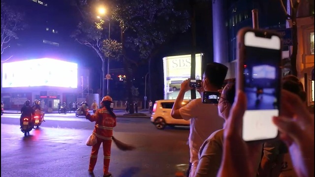 U là trời, giới trẻ Sài Gòn đúng số hưởng, vừa gỡ phong tỏa ra phố là có thêm một địa điểm check-in 3D có 1-0-2 - Ảnh 1.
