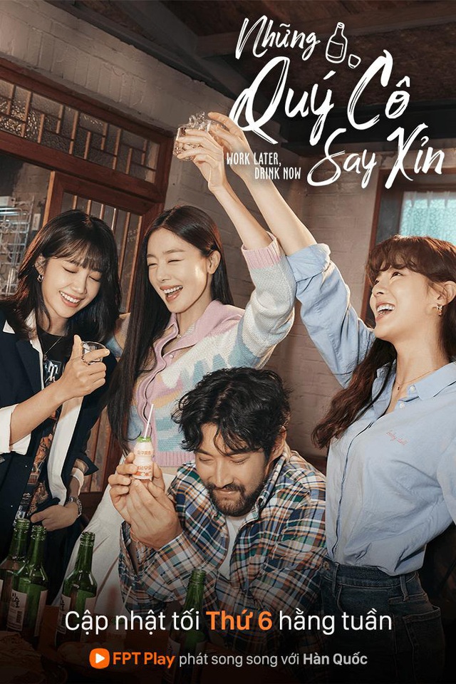 Si Won uống sữa chua, bất lực nhìn bạn gái Lee Kwang Soo nốc rượu cùng hội chị em trong phim mới - Ảnh 1.