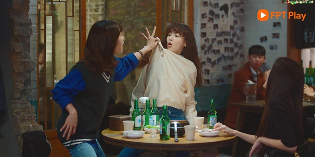 Si Won uống sữa chua, bất lực nhìn bạn gái Lee Kwang Soo nốc rượu cùng hội chị em trong phim mới - Ảnh 3.