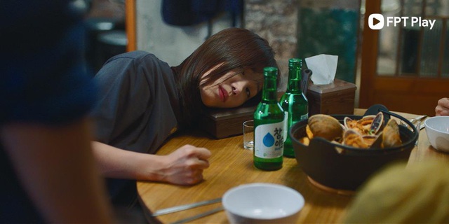 Si Won uống sữa chua, bất lực nhìn bạn gái Lee Kwang Soo nốc rượu cùng hội chị em trong phim mới - Ảnh 4.