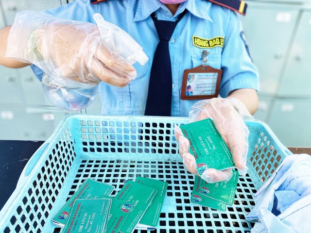 Làn sóng “mua sắm trả thù”, siêu thị tăng cường biện pháp an toàn - Ảnh 3.