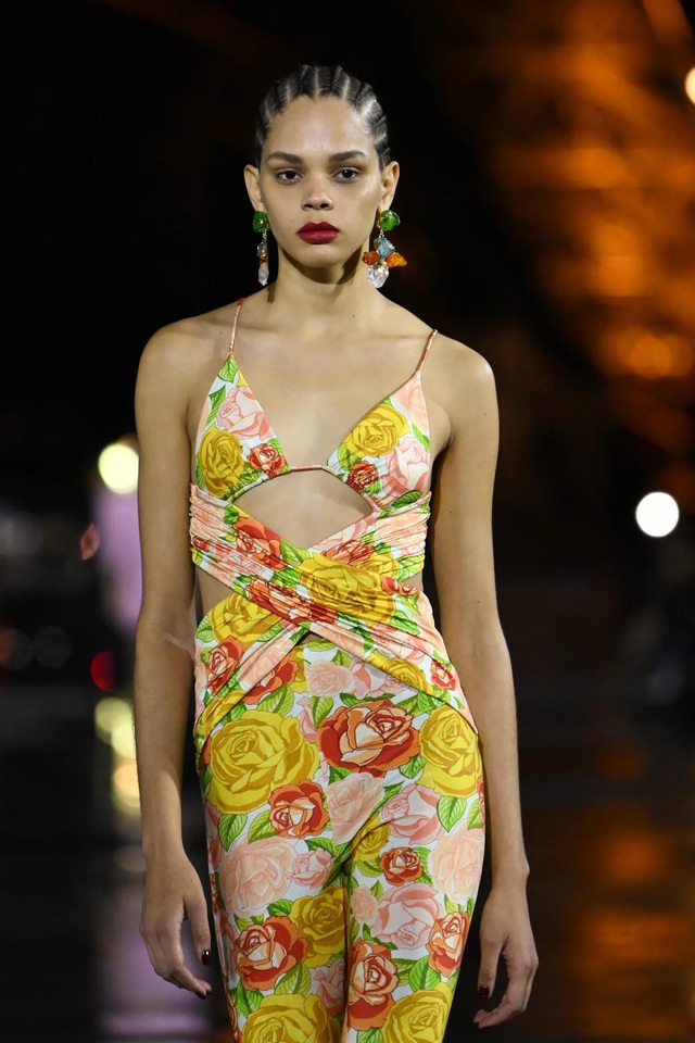 Saint Laurent Xuân - Hè 2022: Lớn hơn, tuyệt hơn, quyến rũ hơn - Ảnh 2.