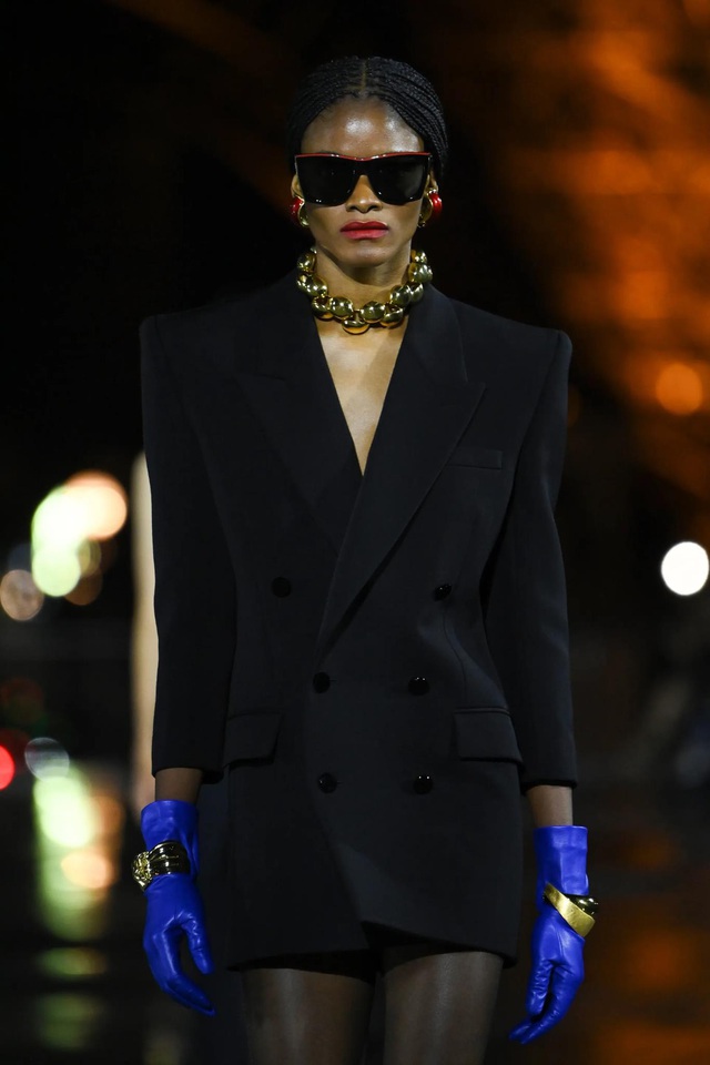 Saint Laurent Xuân - Hè 2022: Lớn hơn, tuyệt hơn, quyến rũ hơn - Ảnh 3.
