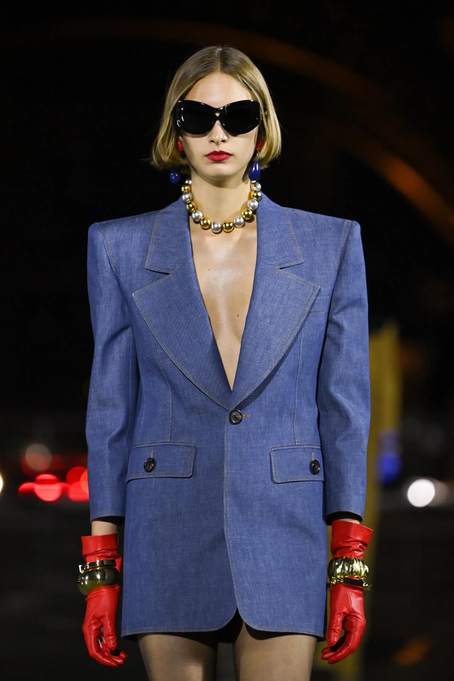 Saint Laurent Xuân - Hè 2022: Lớn hơn, tuyệt hơn, quyến rũ hơn - Ảnh 4.