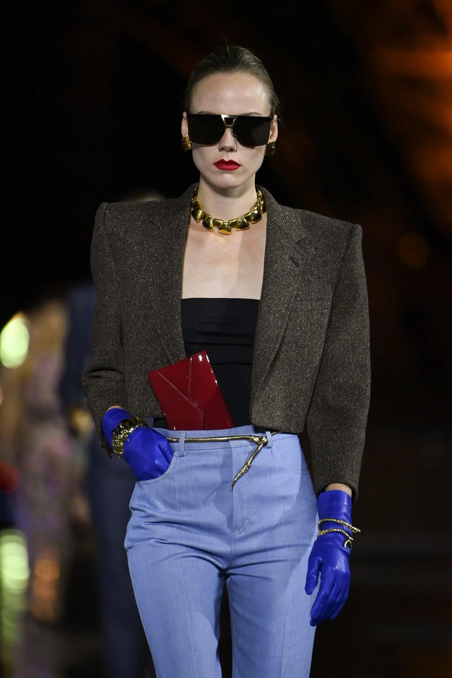 Saint Laurent Xuân - Hè 2022: Lớn hơn, tuyệt hơn, quyến rũ hơn - Ảnh 5.