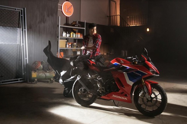 Min v&agrave; HIEUTHUHAI rong ruổi tr&ecirc;n chiếc Honda c&ugrave;ng hội bạn th&acirc;n, H&iacute;t V&agrave;o Thở Ra ngắm S&agrave;i G&ograve;n những ng&agrave;y rất mới - Ảnh 2.
