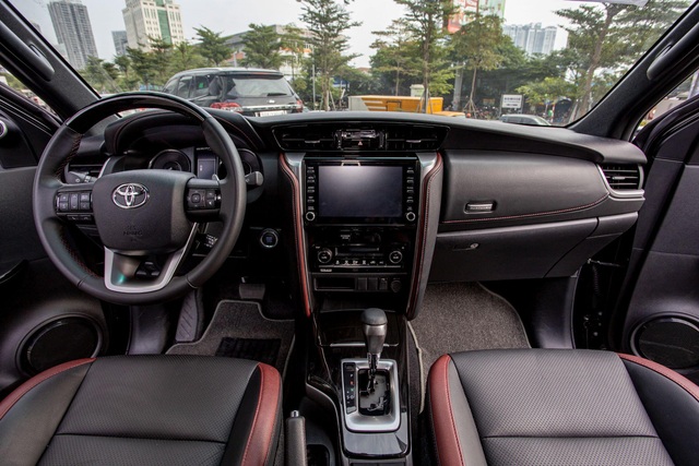 Toyota Fortuner ưu đãi gần 20 triệu đồng, tăng cạnh tranh trong phân khúc SUV 7 chỗ tại Việt Nam - Ảnh 4.