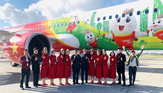 T&agrave;u bay, tiếp vi&ecirc;n Vietjet g&acirc;y ấn tượng đặc biệt tại ch&acirc;u &Acirc;u - Ảnh 5.