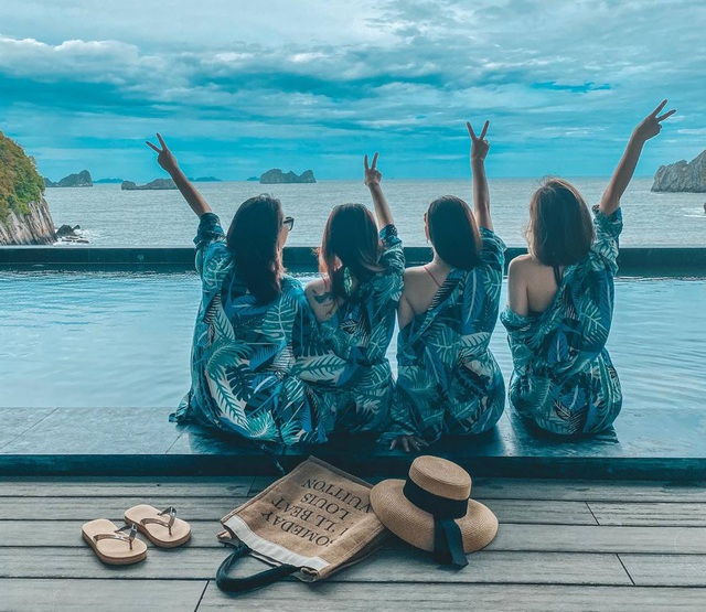 Check-in &ldquo;ch&aacute;y m&aacute;y&rdquo; m&ugrave;a lễ hội tại thi&ecirc;n đường biển đảo miền Bắc - Ảnh 1.