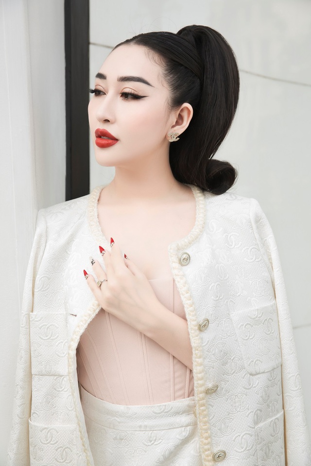 Hoa hậu Huỳnh Thúy Anh khoe thần thái ngút ngàn cùng set đồ Chanel bạc tỷ - Ảnh 1.
