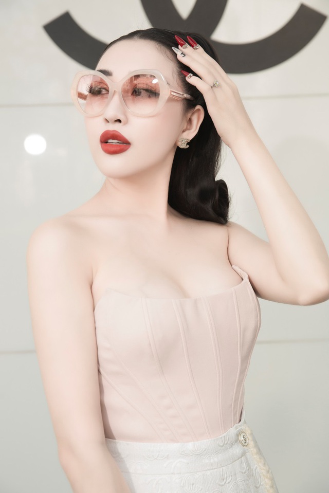 Hoa hậu Huỳnh Thúy Anh khoe thần thái ngút ngàn cùng set đồ Chanel bạc tỷ - Ảnh 5.