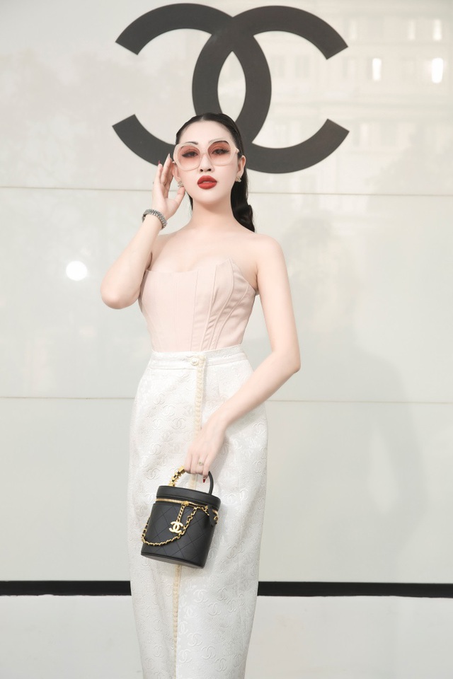 Hoa hậu Huỳnh Thúy Anh khoe thần thái ngút ngàn cùng set đồ Chanel bạc tỷ - Ảnh 6.