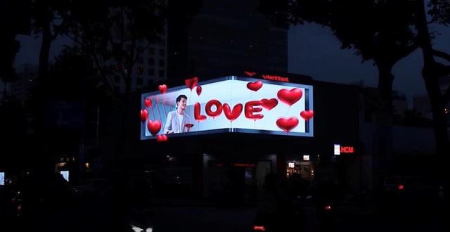 Billboard 3D tại Sài Gòn gây sốt dịp Giáng sinh vì phát quà cho người đi đường - Ảnh 2.