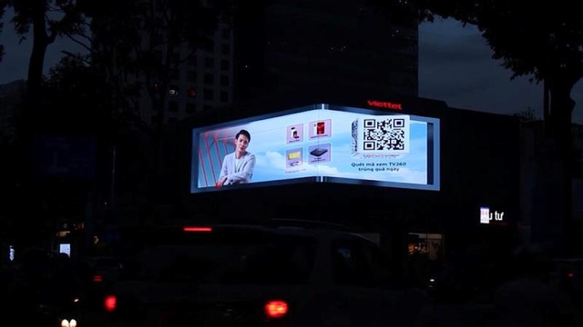 Billboard 3D tại Sài Gòn gây sốt dịp Giáng sinh vì phát quà cho người đi đường - Ảnh 4.