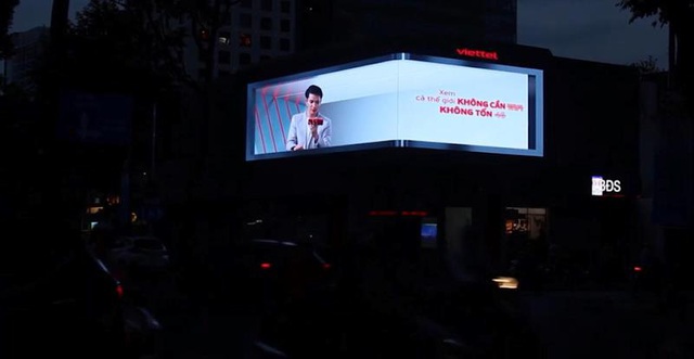 Billboard 3D tại Sài Gòn gây sốt dịp Giáng sinh vì phát quà cho người đi đường - Ảnh 5.